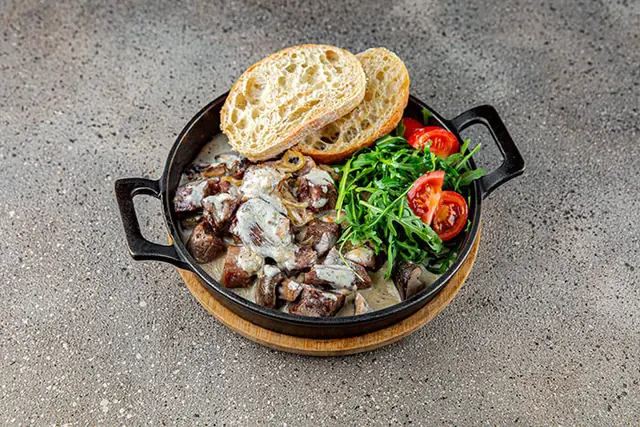 Fricasee de limbă de vițel, înăbușită cu ciuperci și parmezan